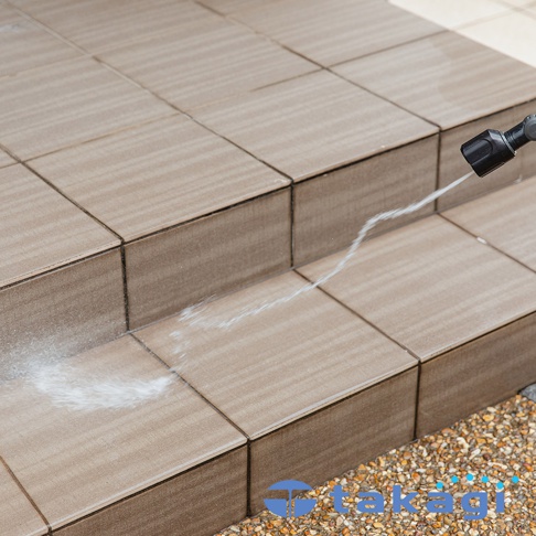 takagi 旋噴頭 G1135BK 正在噴水清潔階梯磁磚