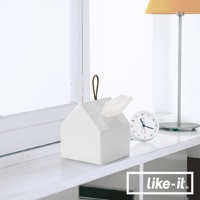 白色小屋形衛生紙盒，帶有掛繩，頂部開口處露出衛生紙。