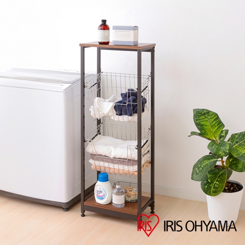 鐵木層架，四層窄型設計，設有三個金屬網籃，分別裝有毛巾和衣物，最底層為木質層板，擺放有洗衣精、瓶裝清潔劑和洗衣夾，整體呈現實用收納風格。