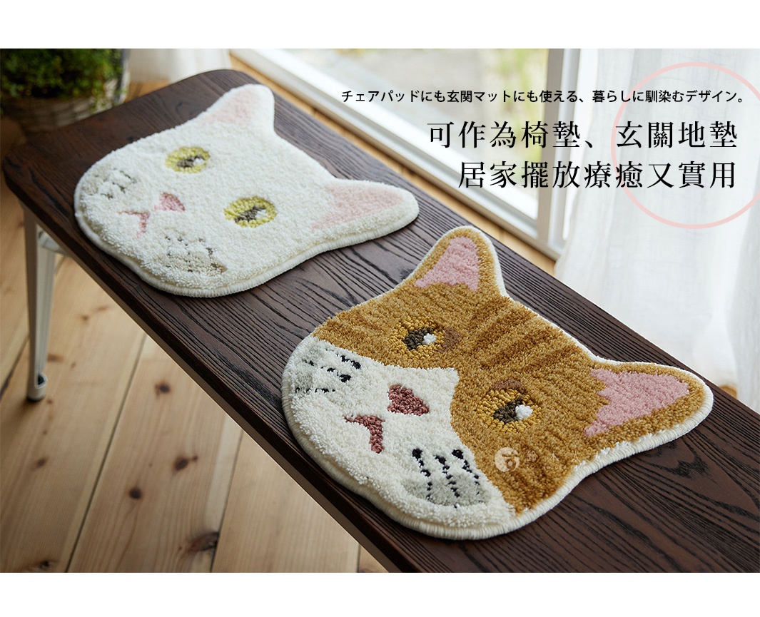 木質長凳上放置著兩款SUMINOE NEKOKAO貓咪造型椅墊，左側為白色貓咪設計，右側為橘白色斑紋貓咪設計，兩款椅墊皆為毛絨質感並呈現立體貓臉造型，背景為明亮的窗邊居家環境，上方配有描述產品為實用且具療癒感的居家裝飾文字。
