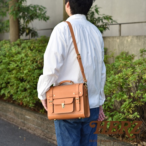 職人手作皮革學院風三用迷你後背包 BC-5，淺棕色皮革，配有金屬扣環和可調式背帶，可肩背或斜背。