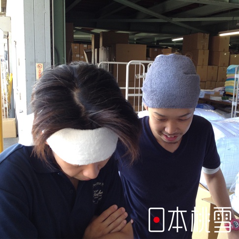 兩名男子佩戴運動綁頭毛巾。左側男子佩戴白色毛巾，右側男子佩戴灰色毛巾。毛巾皆為毛圈材質，適合運動時吸汗。