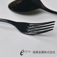 日製黑琺瑯餐叉，呈現光澤黑色，四齒設計，搭配同色系的湯匙，簡約精緻。