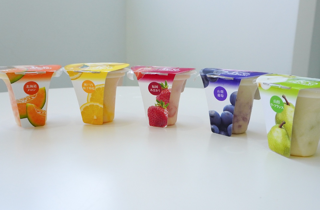 五款獨立包裝的乳酪雪糕，分別以哈密瓜、柑橘、草莓、藍莓及梨子為主題，每款包裝上印有對應的水果圖案及日文名稱，雪糕杯為透明塑膠材質，內含乳酪雪糕。