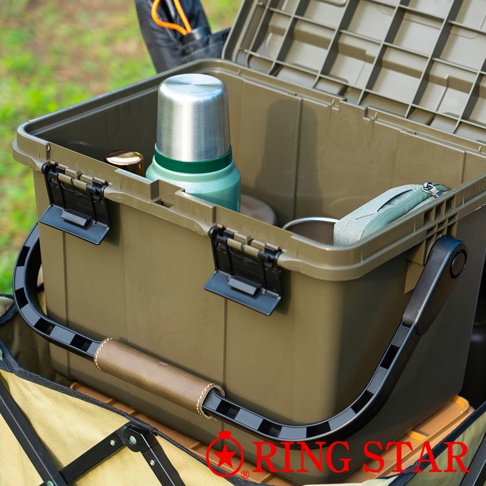 軍綠色塑膠收納箱，箱蓋部分開啟，內部可見銀色保溫瓶、淺綠色收納袋及金屬杯。箱體有黑色鎖扣和帶有棕色皮革握把的黑色提把。