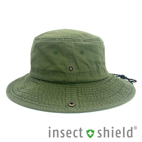 軍綠色特大款機能防護帽，採用透氣材質，帽頂有兩個透氣孔，帽簷有縫線和金屬釦裝飾，並配有可調節的繩索。