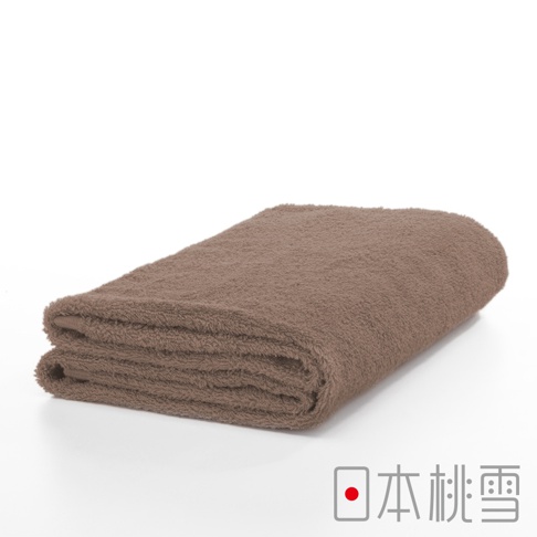 一條折疊的淺棕色精梳棉飯店浴巾，質地柔軟，毛圈清晰，背景為白色。