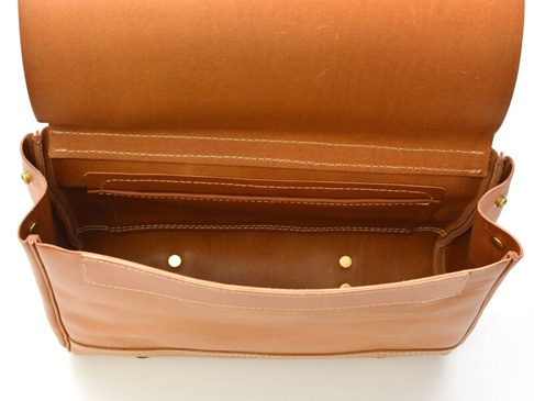 職人手作皮革屋瓦風兩用側背包，淺棕色牛皮材質，內有隔層與口袋，搭配金色五金配件，整體呈現簡約復古風格。