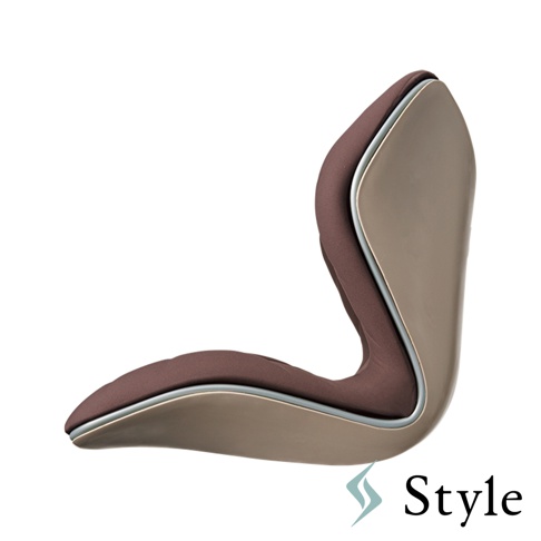 PREMIUM 舒適豪華調整椅，展示淺棕色布質坐墊與椅背，搭配光滑的淺褐色外殼，椅緣鑲嵌銀色飾條，整體呈現流線型設計。