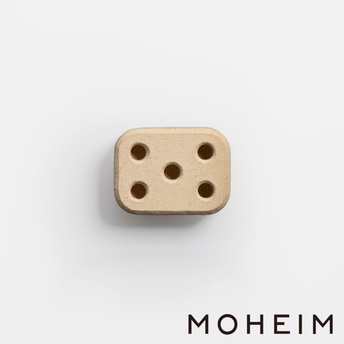 石白色 BRICK STAND 傘架，為圓角方形設計，表面有五個圓形孔洞，模擬骰子點數排列。