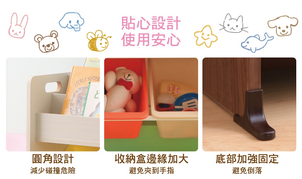 淺灰色木質童心玩具繪本收納架，附有可移動的橘色和米白色收納盒，其中橘色收納盒內有填充玩具熊，米白色收納盒內有玩具。收納架側邊有提把，下方有木紋地板和深棕色支撐腳。