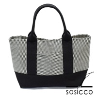 黑白格紋刺子織迷你托特包，搭配黑色提把與底部，整體簡約且耐用。