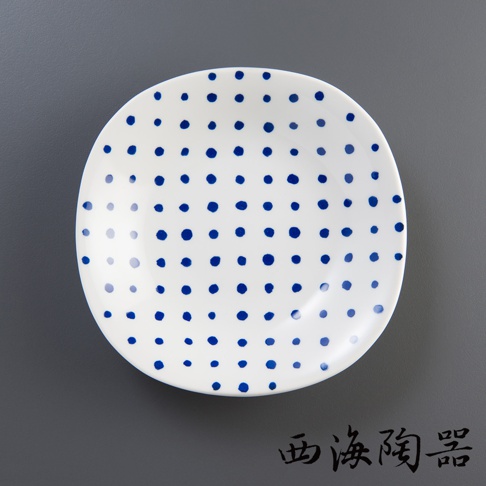 一個白色圓形陶瓷沙拉盤，表面佈滿規則排列的藍色圓點圖案。