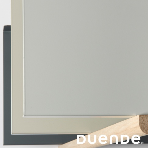 MARGE SHELF 3 三層置物收納架，展示淺灰色、米白色和深灰色層板，搭配木質邊緣細節。