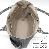 三河木綿刺子織製的L尺寸手提托特包，外層為黑白格紋刺子織，內襯為米色布料，設有開口內袋、拉鍊內袋及磁釦。