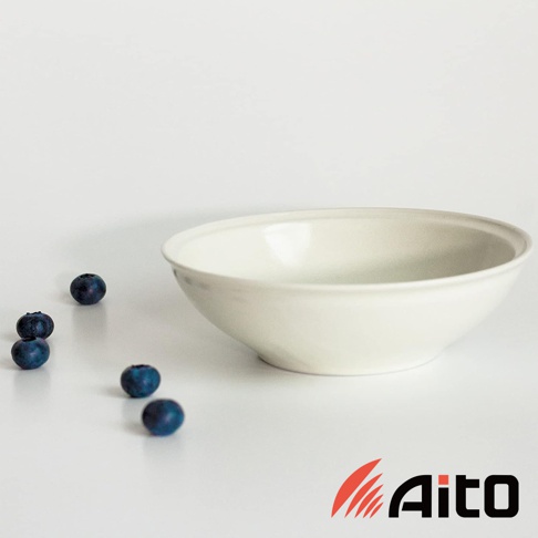 Ciel 美濃燒淺碗，米白色釉彩，陶瓷材質，碗身圓潤，邊緣平滑，搭配少量藍莓，展現簡約質感。