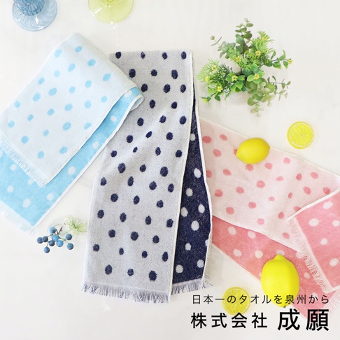 三條素面款嫘縈圍巾，分別為淺藍、淺灰與粉紅底色，皆飾有深藍色圓點圖案，材質輕柔，邊緣帶有流蘇。