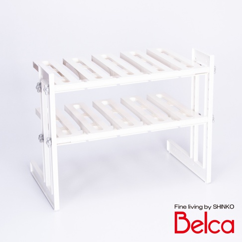 白色伸縮槽下雙層L腳收納架，由塑膠材質製成，兩層皆為條狀隔板設計，結構穩固，可調整寬度。