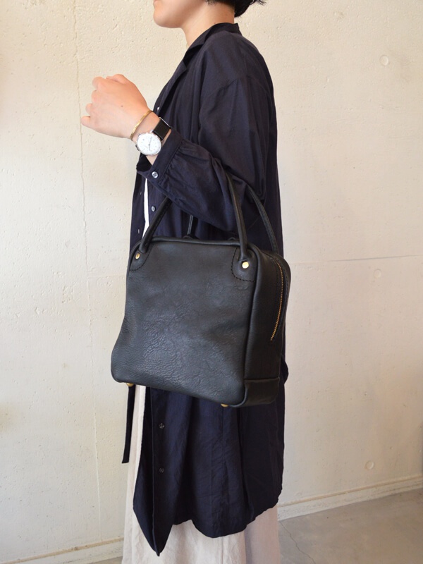 職人手作皮革Organ方形托特包 (G-47) M，黑色皮革，方形設計，配有頂部提把和金色拉鍊。