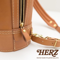 職人手作皮革立體商務後背包 R-3（共5色），特寫展示了棕色皮革材質，金屬拉鍊與扣環，以及精緻的手縫線條，展現高品質工藝。