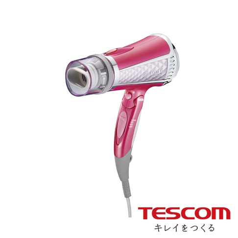 桃紅色負離子吹風機，機身有菱格紋裝飾，手把處有TURBO、DRY、SET、OFF和COOL等按鍵。