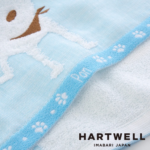 今治純棉紗布毛巾，淺藍色調，織有白色條紋及棕色與白色的狗圖案。一條藍色織帶飾有白色小狗腳印圖案及「Pon」字樣。