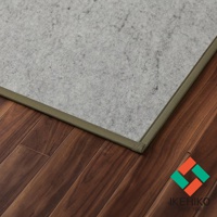 YUME 藺草組合式五折疊榻榻米睡墊，淺灰色藺草表面，帶有深綠色包邊，鋪設在深棕色木地板上。