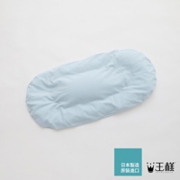 淺藍色王樣腰枕，布面材質，外觀呈長條狀，兩端較圓潤，中央有輕微的凹陷，整體呈現柔軟蓬鬆的質感。