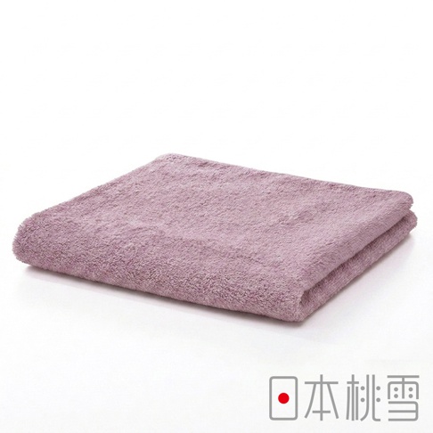 一張摺疊整齊的乾燥淡紫色精梳棉毛巾，表面呈現柔軟蓬鬆的毛圈質感，右下角印有日本桃雪的品牌字樣，整體採用乾淨的純白背景拍攝，呈現出高品質飯店毛巾的簡約風格。
