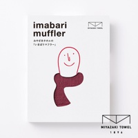 今治匹馬棉雙色圍巾，酒紅色，織紋細緻，搭配簡約白色包裝與紅色線條勾勒的笑臉圖案。