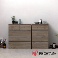 兩座木製收納櫃，左邊為六抽式（頂部兩抽，下方四抽），右邊為五抽式。櫃體為淺木紋材質，抽屜面板帶有橫向紋理。