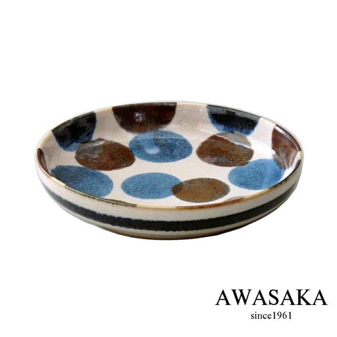 筆青釉繪料理盤，陶瓷材質，盤面飾有深藍、淺藍、棕色和白色圓點圖案，盤邊帶有黑白條紋。