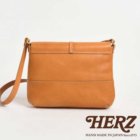 HERZ 品牌皮革馬鞍包，手工製作於日本，採用精緻縫線與細緻的帶扣設計。