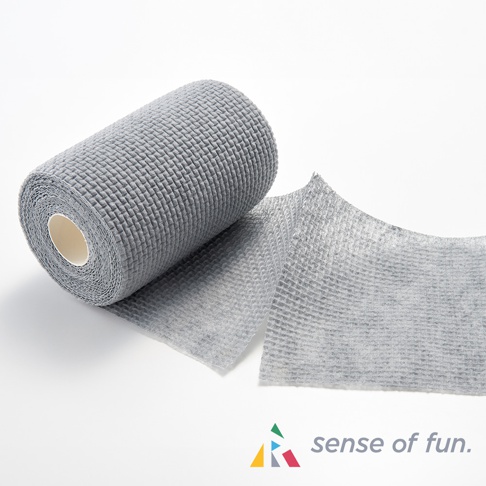 灰色鬆餅紋潔淨海綿巾，一卷展開，質地柔軟，帶有凹凸紋理。