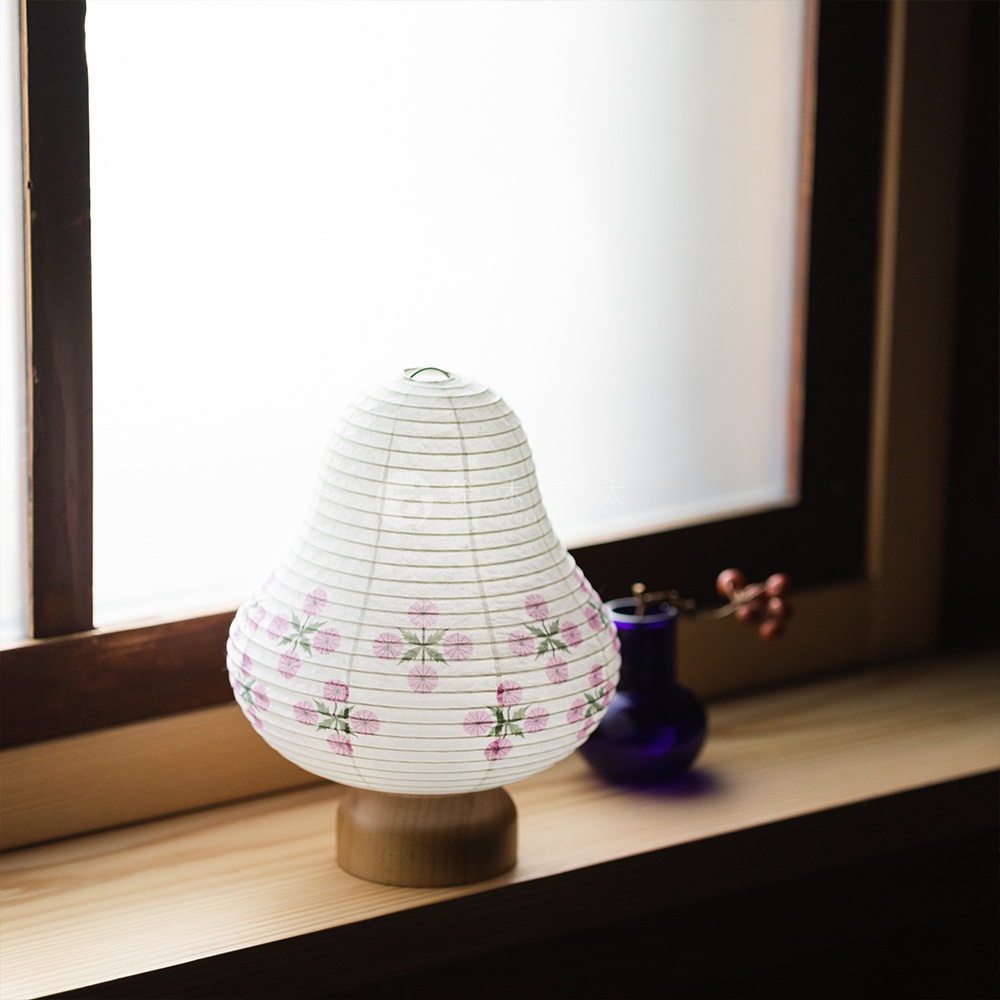 日式迷你裝飾提燈，白色紙質燈身，帶有粉色花卉圖案，底部為圓形木質座。