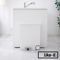 寬型白色腳踏式垃圾桶，配有銀灰色踏板和圓形輪子。