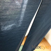 深藍色日製手作防焰門簾，質地細緻，帶有淺色線條紋理，垂墜感佳，適合用於分隔空間。