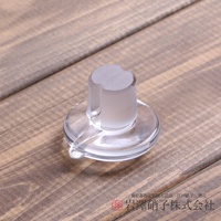 透明玻璃醬油瓶蓋，帶有霧面處理的圓柱形瓶塞及圓形底座，瓶塞頂端有凹槽設計，瓶蓋側邊有傾倒口。