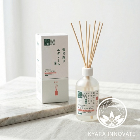 KYARA INNOVATE 青森蘋果擴香竹，搭配品牌 logo 和日文說明，放置在白色背景桌面，旁邊有一盒同款產品。