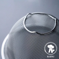不鏽鋼濾水網，網孔細密，邊緣有金屬提環，右下角有白色小狗圖案和KOINU字樣。
