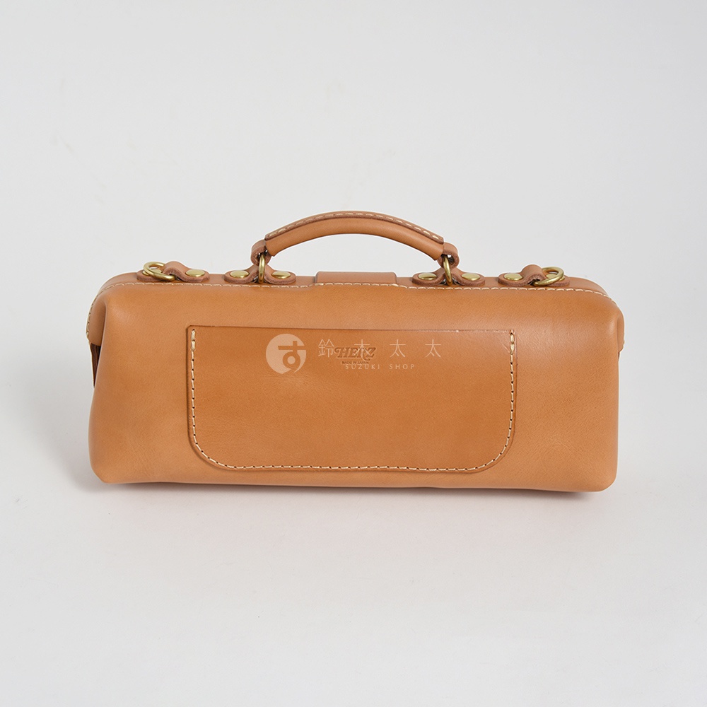 日本HERZ職人手作皮革橫長形杜勒斯單肩包 CW-4，駝色軟皮革材質，正面有SUZUKI SHOP標誌，醫生包造型，附手提把。