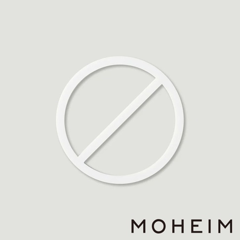 白色禁止符號，由白色圓形和斜線組成，置於淺灰色背景中央，下方有黑色品牌標誌 MOHEIM。