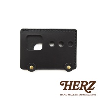 黑色皮革製作的卡夾，外型設計成巴士的樣子，有車窗和車輪的造型，下方有HERZ品牌標誌和「HAND MADE IN JAPAN Since1973」字樣。