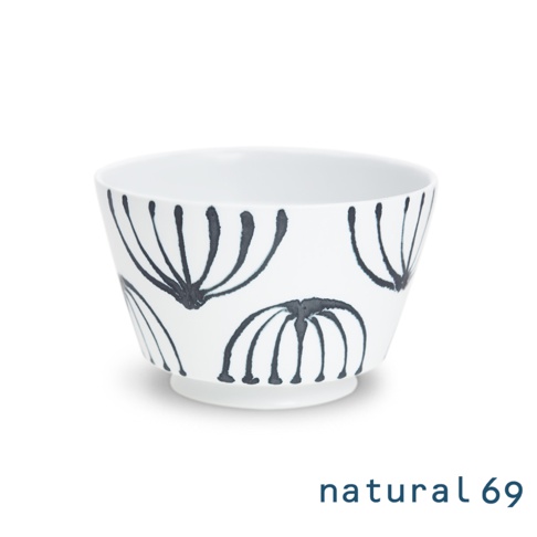 白色陶瓷丼碗，帶有手繪黑色線條植物圖案，碗身呈現錐形，底部有圓形底座。