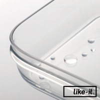 透明塑膠材質的方形保鮮盒，盒蓋邊緣有水珠，整體呈清透狀。