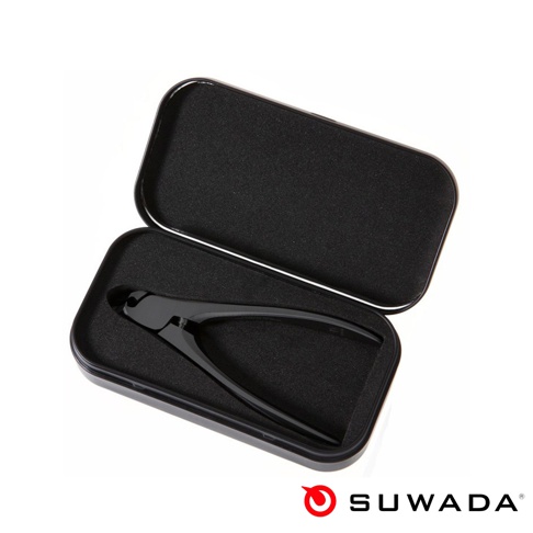 日本職人指甲剪-黑鋼款 L，黑色鋼製，置於黑色絨面內襯的銀色金屬盒中，指甲剪具有光滑的黑色飾面和符合人體工學的握把。