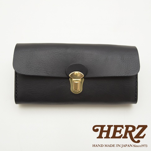 黑色皮革手風琴式長夾，採用金屬旋轉鎖扣，手工縫製，展現職人質感。