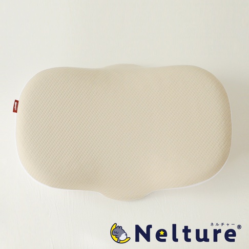 NELUD 完美釋壓Q彈棉花糖枕，淺米色，表面為細小菱形格紋的柔軟布料，兩側有白色滾邊，枕頭呈波浪形，符合人體工學設計。