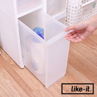 白色磨砂塑料抽屜式夾縫收納櫃，其中一個抽屜被拉開，展示裡面裝有一瓶藍色瓶蓋的清潔劑。