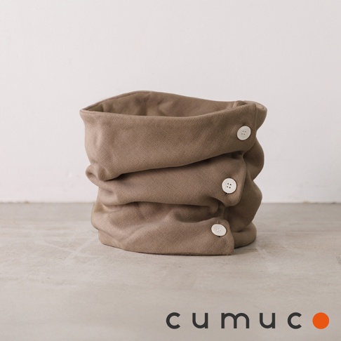 這是一個CUMUCO八層紗舒適透氣保暖頸套，採用大地色系，設計上帶有三個白色鈕扣，適合各種穿搭風格。